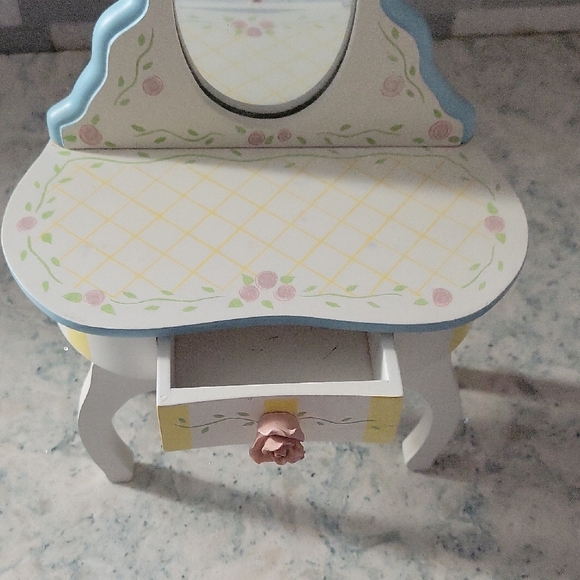 Cracker Barrel Eegant Child White Jewerly Vanity with Mirror & Floral Design - Picture 5 of 12